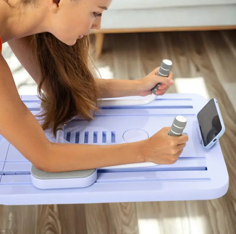 CoreFlex Workout Board - Yelopi - a woman using the coreflex showing the support to the mobile phone in the board