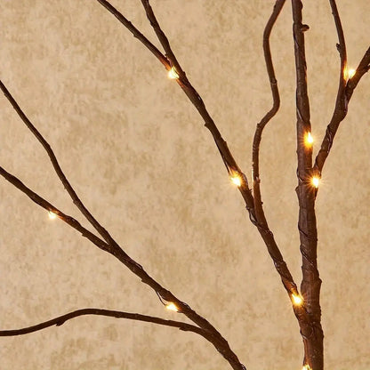 LED Illumination BrightBranch - Yelopi - Close-up of the oak tree, showing the lit LED lights and the texture of the branch.